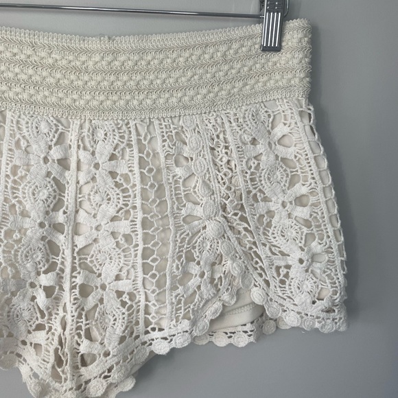 Full Tilt crochet two tone floral shorts large - Picture 3 of 9